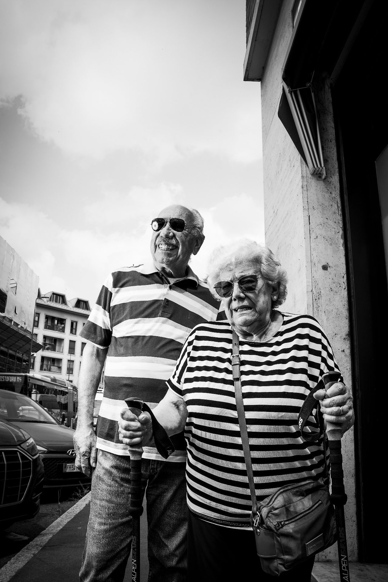 Un couple de personnes âgées entouré de sa famille